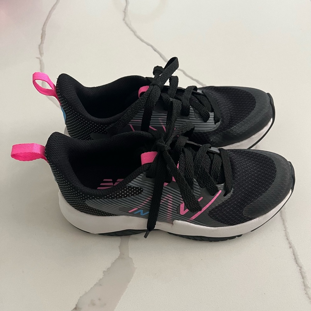 New Balance Unisex-Child Rave Run V2 Lace-up Shoe Size 2.5